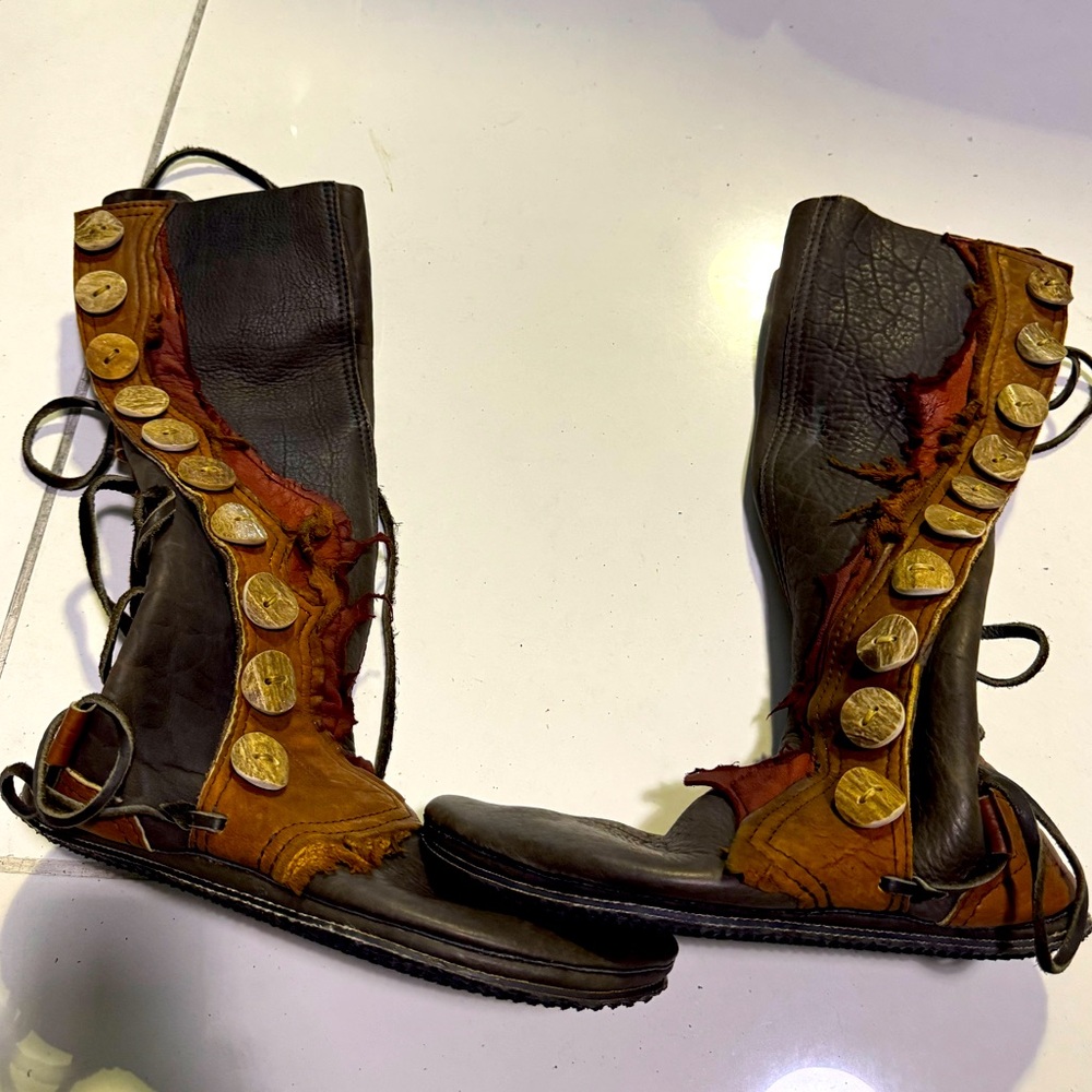 🆕 FOOTLOOSE Aspen CO. Moccasin Boots Leather Renaissance Medieval Antler Buttons